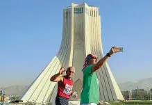  ??  ?? Maratoneti davanti alla torre Azadi, simbolo della Teheran moderna