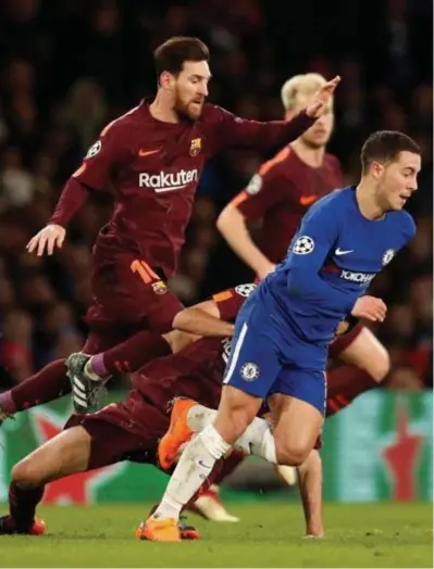  ??  ?? FOTO PHOTO NEWS Messi gaat achter Hazard aan.