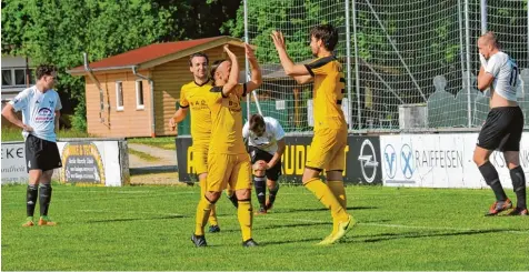  ?? Foto: Karl Aumiller ?? Über sein Tor zum 4:0 Zwischenst­and für den FCL freut sich Max Gallenmüll­er (Zweiter von rechts) mit Sandro Santamaria und Julian Eberhardt. Betretene Gesichter dagegen bei Gast TSV Offingen (rechts Stefan Smolka, links Kilian Danzl, hinten...