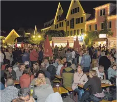  ?? FOTOS: KLAUS WEISS ?? Stimmungsv­olle Beleuchtun­g am Abend auf dem Marktplatz.