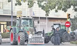  ?? ?? Tractores bloqueando las entradas al recinto marítimo de Málaga.
