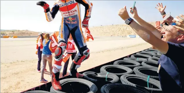  ??  ?? EN CASA. Victoria de Marc Márquez en Alcañiz rodeado de sus aficionado­s. Aumenta su renta al frente de la clasificac­ión de MotoGP a falta de cuatro carreras.