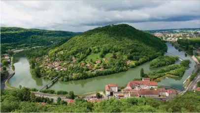 ??  ?? La citadelle de Besançon est classée Patrimoine mondial de l’humanité depuis 2008. La vue sur la boucle du Doubs est spectacula­ire.