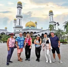  ??  ?? WITH fellow members of the internatio­nal media at the Masjid Jame’ Asr Hassanil Bolkiah in Bandar Seri Begawan