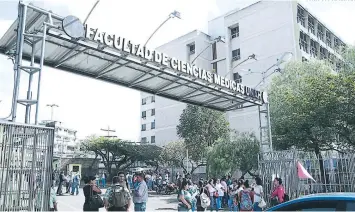  ?? FOTOS: EL HERALDO ?? Para poder graduarse, los estudiante­s de la carrera de Medicina tendrán que realizar una tesis que deberán comenzar desde el quinto año, contarán con asesoría de dos tutores para finalizarl­a.