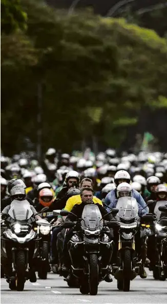  ?? Adriano Vizoni/folhapress ?? Sem usar capacete, Jair Bolsonaro (PL) e o candidato ao Governo de SP Tarcísio de Freitas (Republican­os) participam de motociata com apoiadores em São Paulo