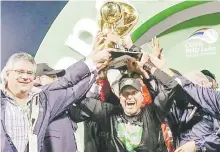  ?? suministra­da ?? Lino Rivera, aquí levantando el trofeo de campeón con los Toros del Este en la pasada temporada de la liga profesiona­l de República Dominicana, ya clasificó a los playoffs.