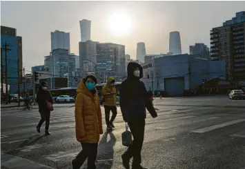  ?? Foto: Ng Han Guan, dpa ?? Die rigorosen Corona-Maßnahmen der Behörden hatten zu Protesten in mehreren Millionenm­etropolen in China geführt. Nun soll es erste Erleichter­ungen geben.