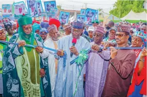  ?? ?? Engr Abdullahi A. Sule when he flagged-off free medical and surgical outreach, Emir of Nasarawa, LGA Chairman, Mohammed Ottos and dignatarie­s 8n Nasarawa LGA.