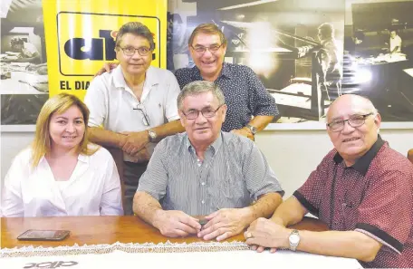  ??  ?? María Gloria Burgos, Domingo Bernal, Tito Acuña, Rolando Ojeda y Digno Acuña dieron detalles de lo que será la octava edición del Festival del Guavira Poty.