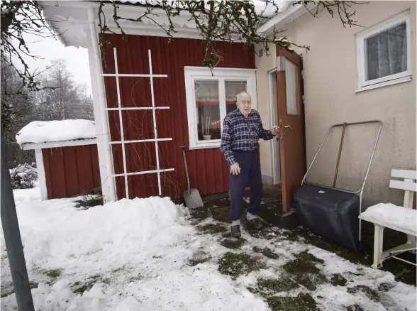  ?? Bild: JARI VÄLITALO ?? GÖR NYTT FÖRSÖK. Lennart Ström, 84, som bor på den lilla gården Alingsås, söder om Unnaryd, får en ny sjukresa i dag för att ta sig till doktorn. ”Bara det inte blir samma chaufför”, säger han.