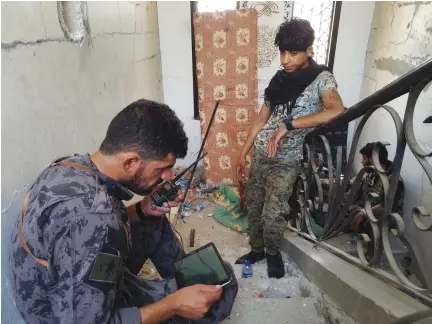  ?? (Molly Hennessy-Fiske/Los Angeles Times/TNS) ?? SYRIAN DEMOCRATIC FORCES commander Haval Bilind, left, tries to reason with allied Syrian Free Army forces threatenin­g to abandon their posts in east Raqqah last week.