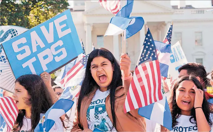  ??  ?? Las caras del programa. Al menos 300,000 jóvenes ciudadanos de EUA tendrían que escoger entre valerse por sí mismos o regresar a los países de origen de sus padres si el TPS no es renovado.