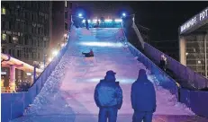  ?? FOTO: DPA ?? Auf dem Weihnachts­markt am Potsdamer Platz in Berlin gab es bereits eine mit Schnee bedeckte Rampe zum Rodeln.