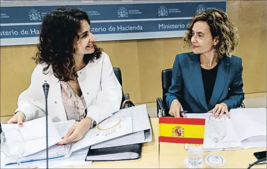  ?? DANI DUCH ?? Las ministras de Hacienda y de Política Territoria­l, María Jesús Montero y Meritxell Batet, presidiero­n ayer su primera reunión del CPFF