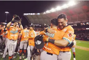  ?? ?? l Agustín Murillo (der.) celebra con César Salazar el campeonato de los Naranjeros.