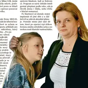  ?? Foto: Anna Vavríková, MAFRA ?? Slyší Irena Skočdopolo­vá ukazuje procesor, který má syn pod vlasy.