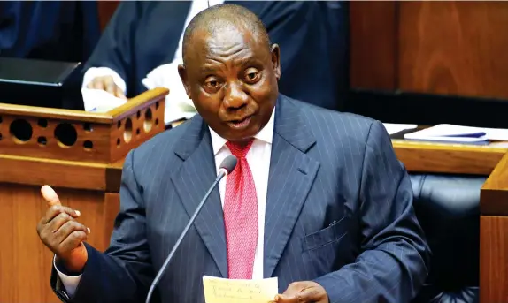  ??  ?? MIKE HUTCHINGS | AFP Sul-africanos depositam grande esperança no novo Chefe de Estado Cyril Ramaphosa que dias antes prometeu cortar o espaço aos dirigentes corruptos