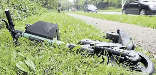  ?? BILD: Sascha Stüber ?? Werden auch immer wieder falsch abgestellt oder liegen sogar herum: E-Scooter, hier am Westfalend­amm