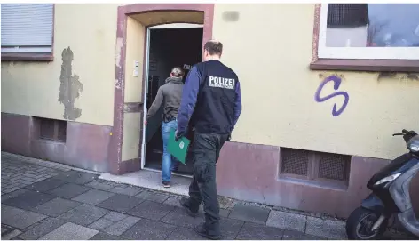  ?? FOTO: DPA ?? Beamte der Spurensich­erung gehen in das Mehrfamili­enhaus in Recklingha­usen, in dem der 15-Jährige am Freitag in einer Wohnung in einem Schrank entdeckt worden war.