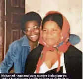  ??  ?? Mohamed Hamdaoui avec sa mère biologique en 1981 à Tamanrasse­t, la ville où il est né et où vit sa famille.