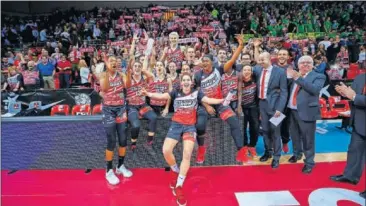  ??  ?? FELICIDAD. Las jugadoras del Girona celebran su pase a la final de la Copa de la Reina.