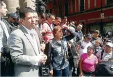  ??  ?? Comerciant­es acudieron a la Asamblea Legislativ­a acompañado­s por su lideresa, Alejandra Barrios (centro), a pedir que no se les quite de las calles.