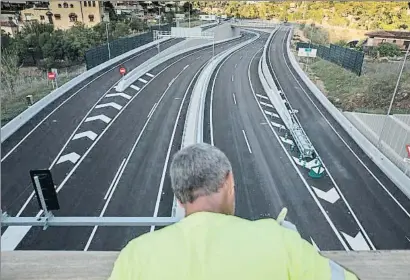  ?? MANÉ ESPINOSA ?? Ahir un operari donava una última mà de pintura a una de les tanques que formen part de la carretera