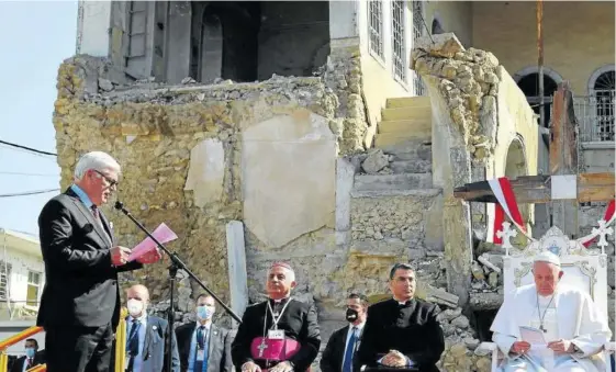  ?? Foto: Efe ?? El Papa, rodeado de dignatario­s religiosos junto a las ruinas de la iglesia católica de la Inmaculada Concepción en Mosul (Irak).