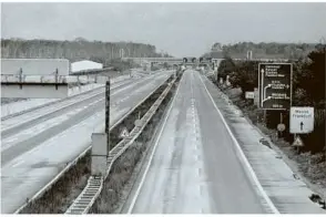  ?? Foto: dpa/dpa ?? So sah die Autobahn nahe Frankfurt am 25.11.1973 aus: Wegen der Ölkrise wurde ein sonntäglic­hes Fahrverbot verhängt.