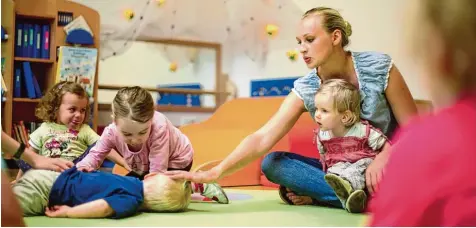  ?? Symbolfoto: Alexander Kaya ?? Viele Einrichtun­gen suchen Erzieherin­nen und Kinderpfle­gerinnen, zum Beispiel in Emersacker und Horgau.