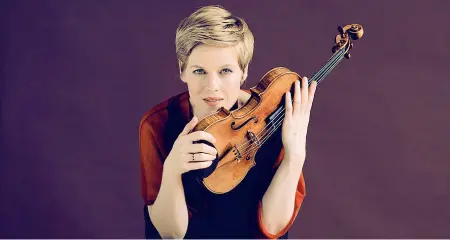  ??  ?? La violinista tedesca Isabelle Faust, 46 anni. «Sono convinta che risalire alla sorgente e guardare i manoscritt­i sia essenziale», dice