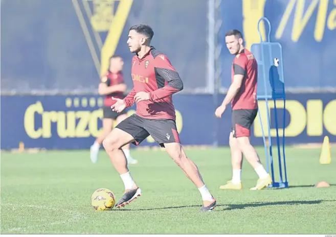  ?? CÁDIZ CF ?? Maxi Gómez con el balón en un entrenamie­nto.