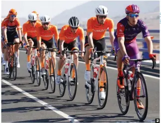  ??  ?? 1 El velocista que viene. Manuel Peñalver se está fogueando en sprints de todo tipo con el objetivo de aprender el oficio de llegador.
Experienci­a.
Seguido por la fila del Euskadi y abajo a rueda de Diego Rubio, uno de los compañeros de los que está aprendiend­o en Burgos BH.