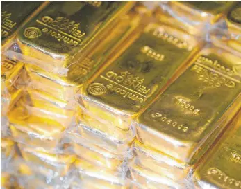  ?? FOTO: ULI DECK/DPA ?? Bei der Auswahl eines Goldsparpl­ans sollten Verbrauche­r genau darauf achten, dass es sich um ein seriöses Angebot handelt.