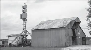  ?? ATT ?? An ATT cell-on-wheels (COW) near Hopkinsvil­le, Ky.