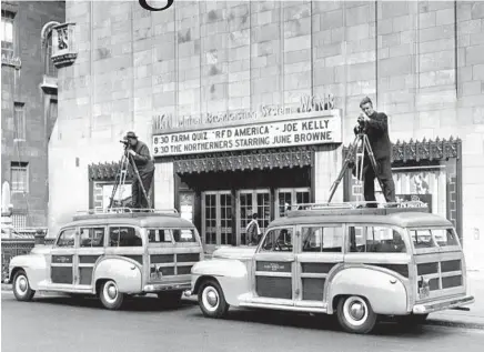  ?? WILLIAM G. LOEWE/CHICAGO TRIBUNE ?? WGN-TV newsreel photograph­ers Fred Giese, left, and Leonard Bartholome­w shoot pictures in front of Tribune Tower on March 22, 1948. This photo ran in April 1948 with the announceme­nt in the Tribune that WGN-Ch. 9 had started its transmissi­on. Giese and Bartholome­w were the first cameramen appointed to the eight man WGN newsreel staff.