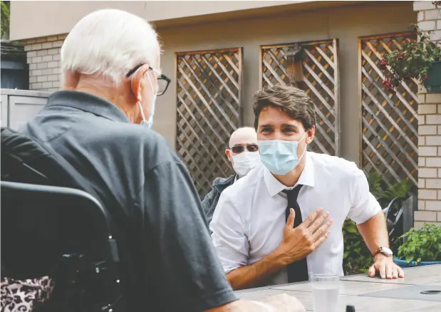  ?? KEVIN LIGHT / REUTERS ?? Justin Trudeau visits a veterans’ retirement home in Victoria, B.C., on Thursday.