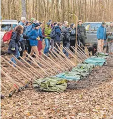  ?? FOTO: DPA ?? Wenn sich Vereine zum Beispiel für Umweltschu­tz einsetzen – hier eine Pflanzakti­on – können sie sich von den Steuern befreien lassen.