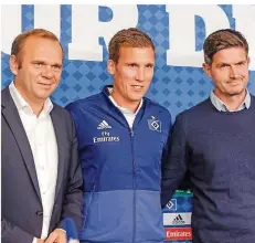  ?? FOTO: SCHOLZ/DPA ?? Ein neuer Trainer mit der Raute auf der Brust: Der HSV-Vorstandsv­orsitzende Bernd Hoffmann (links) und Sportchef Ralf Becker (rechts) stellten am gestrigen Dienstag Hannes Wolf vor.