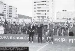  ??  ?? Lojtarët e Vllaznisë U-19 duke festuar me trofeun e Kupës së Shqipërisë