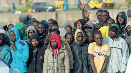  ??  ?? Il bando Previsti posti per 3.344 richiedent­i asilo nel Bresciano, ma gli arrivi da luglio sono in costante diminuzion­e