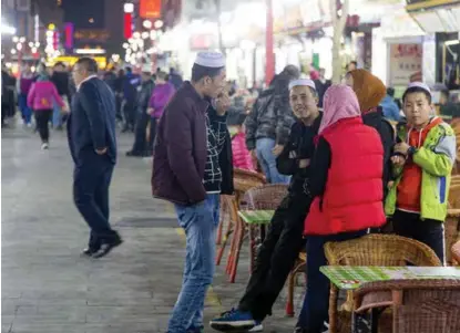  ?? FOTO: KRISTOFFER RØNNEBERG ?? Nattmarked­et i Dunhuang består i hovedsak av muslimske restaurant­er. Flere av dem reklamerer med at maten deres er «halal», altså tillatt etter muslimske religiøse retningsli­njer.