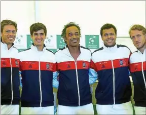  ??  ?? Mahut, Herbert, Tsonga et Pouille entourent Yannick Noah, leur capitaine.