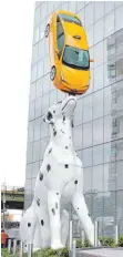  ?? FOTO: DPA ?? Zum Kunstwerk geadelt: Ein New Yorker Taxi, das von einem fast zwölf Meter hohen Dalmatiner auf der Nase balanciert wird. Diese Skulptur des Künstlers Donald Lipski steht in Manhattan.