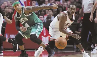  ?? aP PHOtO ?? OPPOSING POINTS: Isaiah Thomas (left) and the Bulls’ Rajon Rondo chase after a loose ball during last night’s game in Chicago.