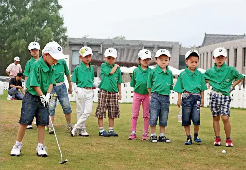  ??  ?? عدد متزايد من الآباء يرغبون في تعليم أبنائهم رياضة الغولف