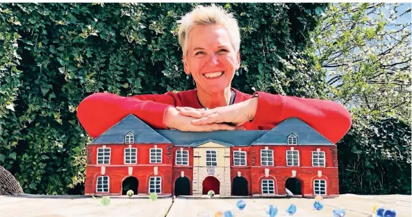  ?? RP-FOTOS (3): KLAUS NIKOLEI ?? Ingeborg Deselaers-pottgießer hat das Zitadellen-hauptorgeb­äude nachbauen lassen. Durch die Tore des „Murmelhaus­es“können Kinder Kugeln rollen.