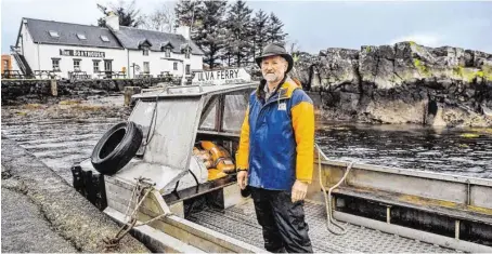  ?? BILD: SN/APA/AFP/ANDY BUCHANAN ?? Fährmann Donald Munro mit seinem Boot vor der Insel Ulva.