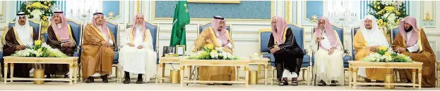  ??  ?? الملك سلمان مستقبال األمراء والعلماء والوزراء والمواطنين أمس في الرياض. (واس)